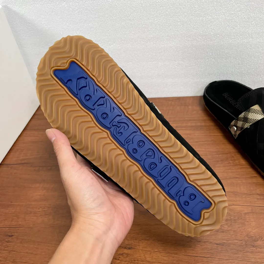 P380 Burberry's new men's checkered leather Urchin half-flop. This half-flop sandal is made of soft suede cowhide with signature embossing on the upper. It is fully lined with cowhide and has an adjustable B-shaped buckle strap. It is decorated with the signature sand-colored Burberry check pattern of jacquard worsted. The upper wraps around the midsole and is paired with a sole made of the same upper material with an embossed logo on the heel and a wavy rubber outsole embellished with the Burberry lettering. Fashionable and casual! Comes with full set of original packaging dust bag! Code number: 39-40-41-42-43-44 standard code (38/45 can be customized and returns and exchanges are not supported) No. 012